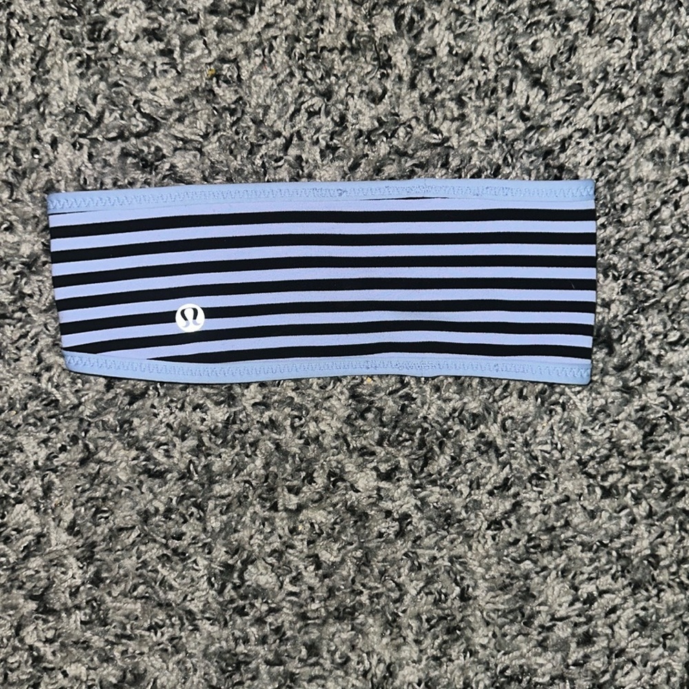 NWOT. Woman’s Lululemon reversible workout headband. In blue / black.